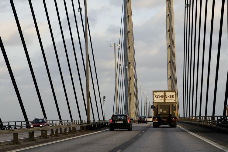 Genåbnet. Efter et par timers stormvarsel har der igen hul igennem til trafikken på broforbindelsen til og fra Sverige. 