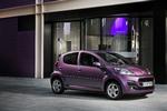 Kulørt. Den faceliftede version af Peugeot 107 kan fås i en særlig blommekulør. Og sikkert også sort, grå og hvid, som er de mest populære farver. 