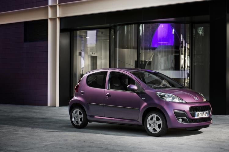 Kulørt. Den faceliftede version af Peugeot 107 kan fås i en særlig blommekulør. Og sikkert også sort, grå og hvid, som er de mest populære farver. 