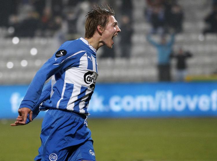 Ukampdygtig. Rasmus Falk må nøjes med at følge ligalandsholdet på tv. 