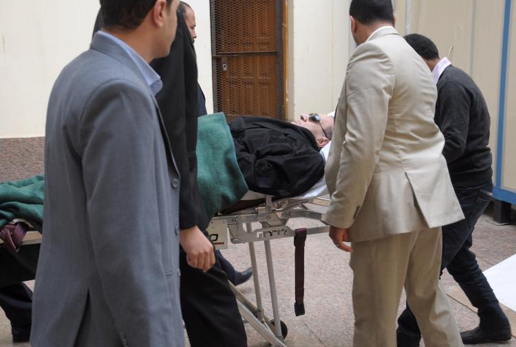 Hosni Mubarak ankom i dag, som de øvrige dage, til retten på en båre. Anklageren kræver ham dødsdømt. 
