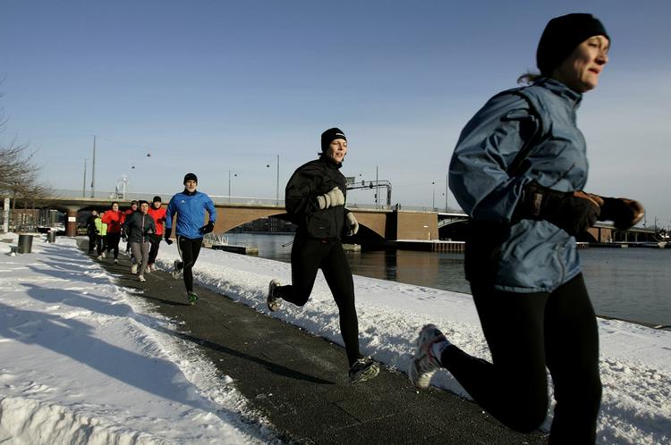Løbeturen kan være en kold fornøjelse disse dage. Med det rette udstyr kan du dog gardere dig mod den bidende kulde. 
