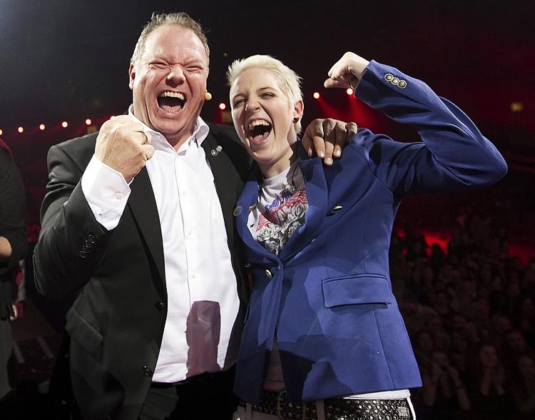 Jubel. En glad vinder sammen med Cutfather. 