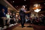 ANGREBSLYSTEN. Newt Gringich jagtede i går stemmer i byen Meredith i Newhampshire. 