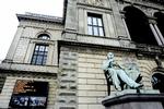 Nedrykning. Det kongelige teater risikerer at rykke ned i 2. division, mener tidligere bestyrelsesmedlemmer. 