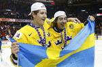guldvindere. Matchvinderen Mika Zibanejad (tv.) fejrer VM-sejren sammen med Filip Forsberg. 