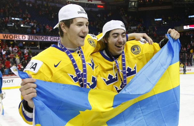 guldvindere. Matchvinderen Mika Zibanejad (tv.) fejrer VM-sejren sammen med Filip Forsberg. 