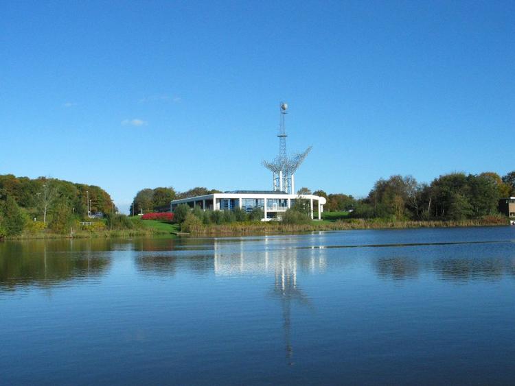 Idyllisk. TV/Midt-Vest må være den regionale kanal med den bedste udsigt ud til Vandkraftsøen i Holstebro. 
