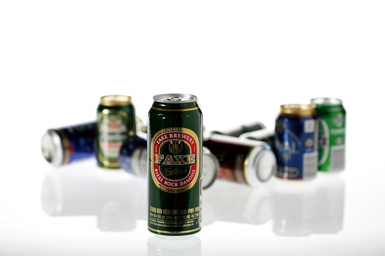 SLUT. Ifølge en undersøgelse vi et flertal af danskerne også forbyde salg fra butikkerne af f.eks. øl til unge under 18 år. (Arkivfoto) 