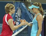 skadet. Efter fire partier i andet sæt trak Kim Clijsters sig fra kampen mod Daniela Hantuchova, der for anden dag i træk kom videre uden at vinde. 