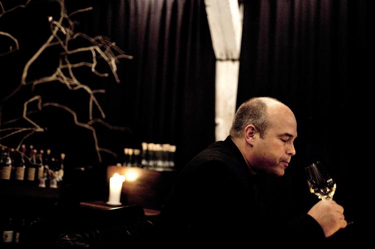 hvidt. Ofte vil en gæst på Noma kun få serveret en enkelt rødvin ud af 12 vine på vinmenuen: Hvidvin er det bedste valg til det nye nordiske køkken,  forklarer chefsommelier Pontus Elofsson. 