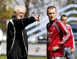 vejviser. Vejen til Polen og Ukraine ligger i den retning; førsteholdsfodbold, og Morten Olsen glæder sig over, at det nu kan blive tilfældet for Thomas Kahlenberg i Evian. 