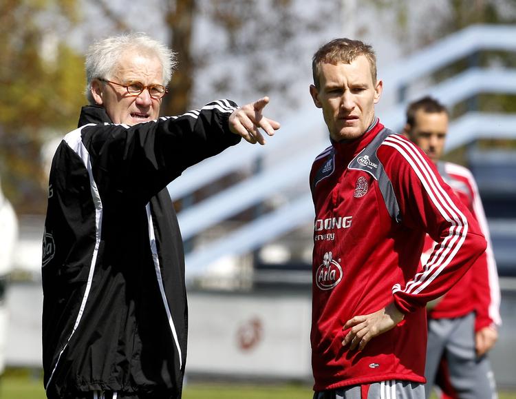 vejviser. Vejen til Polen og Ukraine ligger i den retning; førsteholdsfodbold, og Morten Olsen glæder sig over, at det nu kan blive tilfældet for Thomas Kahlenberg i Evian. 