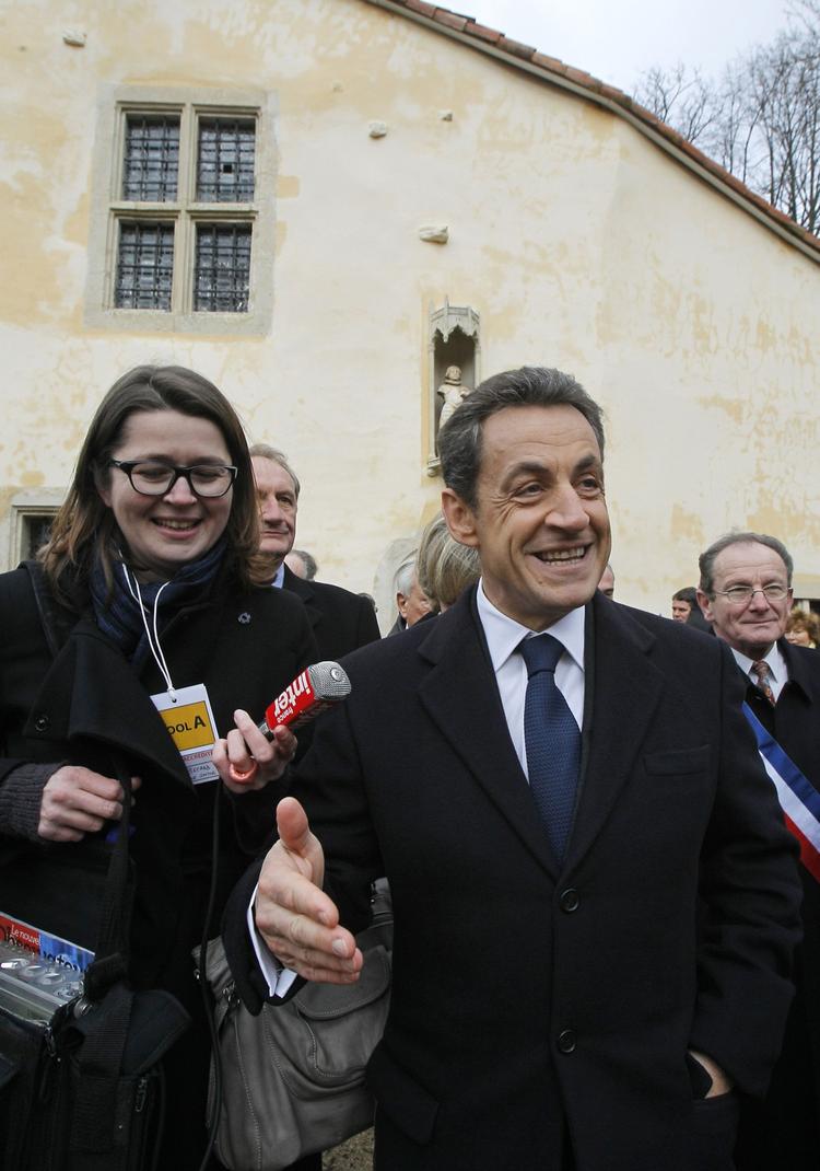 Martyrstrid. Præsident Nicolas Sarkozy forsøger før den franske præsidentvalgkamp at vriste nationalsymbolet Jeanne d'Arc ud af hænderne på det højreradikale parti Den Nationale Front. 