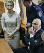 Asyl. Ukraines tidligere premierminister Julia Timosjenkos mand (siddende) har fået politisk asyl i Tjekkiet. 