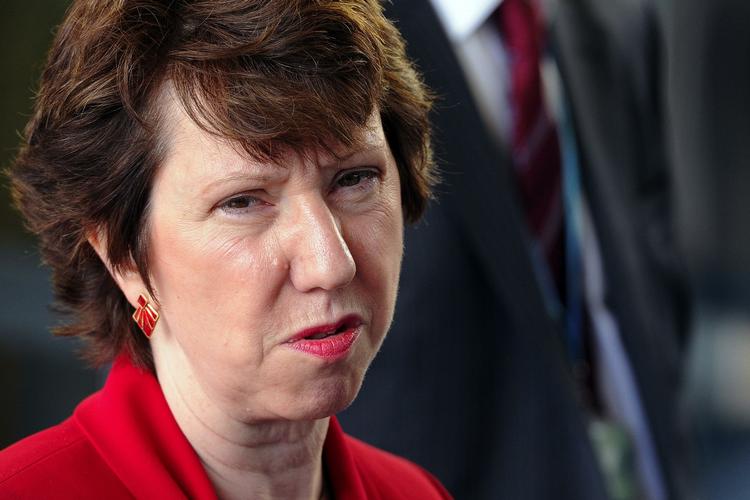 sløj. EEAS, European External Action Service er tidligere blevet kritiseret for blandt andet at vente med at engagere sig fuldt ud i Libyen, til der var indikationer på en sejr for oprørerne og dermed NATO -alliancen og EU. 