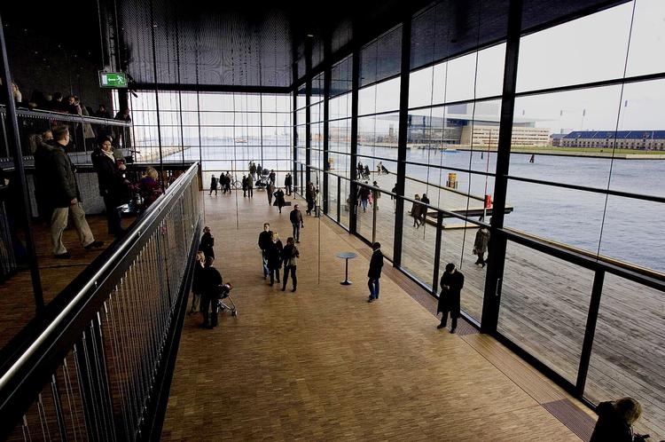 Dyr udsigt. Man kan se fra det ny skuespilhus til Operaen. Men de to nye bygninger er så dyre, at teatret nu er midt i den største fyringsrunde i teatrets historie. 