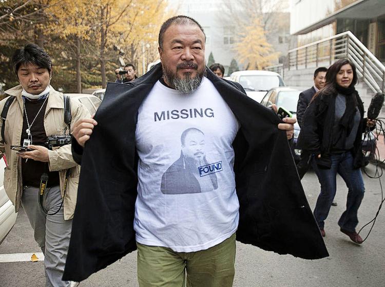 ai weiwei. Selv om de kinesiske myndigheder nu vil revurdere skattesagen, har de samtidig rejst nye anklager mod kunstneren, der her ses i november, da han betalte halvdelen af den påståede skattegæld. 