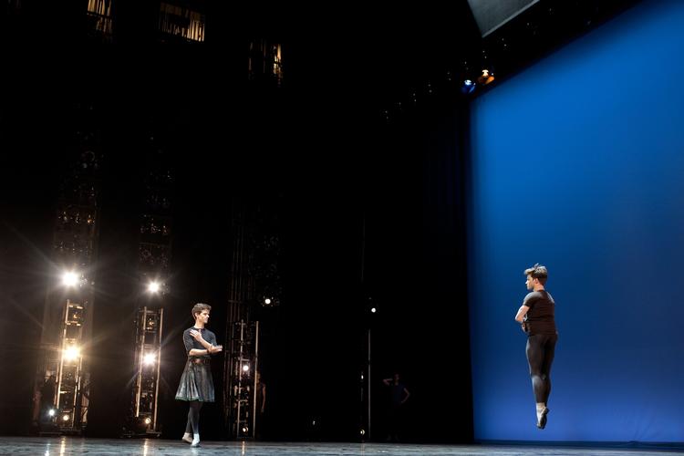 Ballet. Politikens fotograf Peter Hove Olesen var sidste år med, da Den Kongelige Ballet var på turné i USA med et program bestående af uddrag fra Bournonville klassikere og moderne balletter. Her til aften optræder balletten med en forestilling af netop Bournonville. 