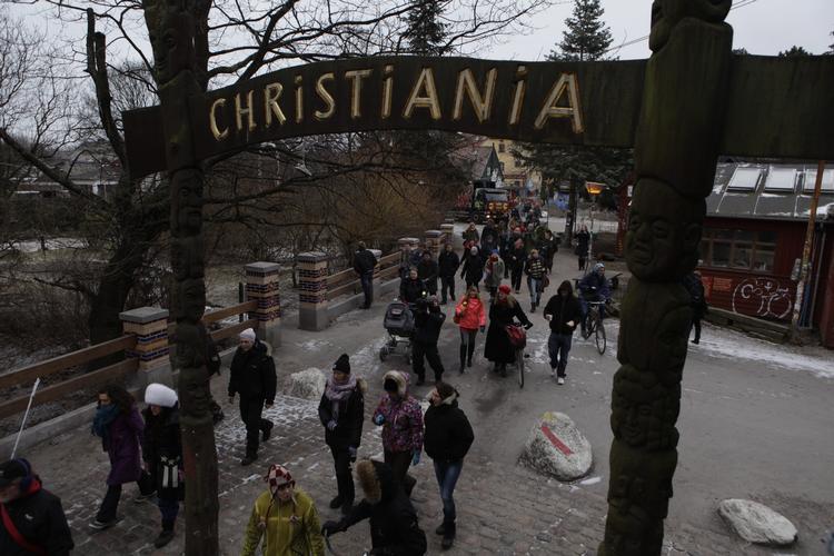 kriminalitet. Tre parkeringsvagter blev i aftes overfaldet uden for Christiania. Ifølge politiet kom gerningsmændene inde fra fristaden. 