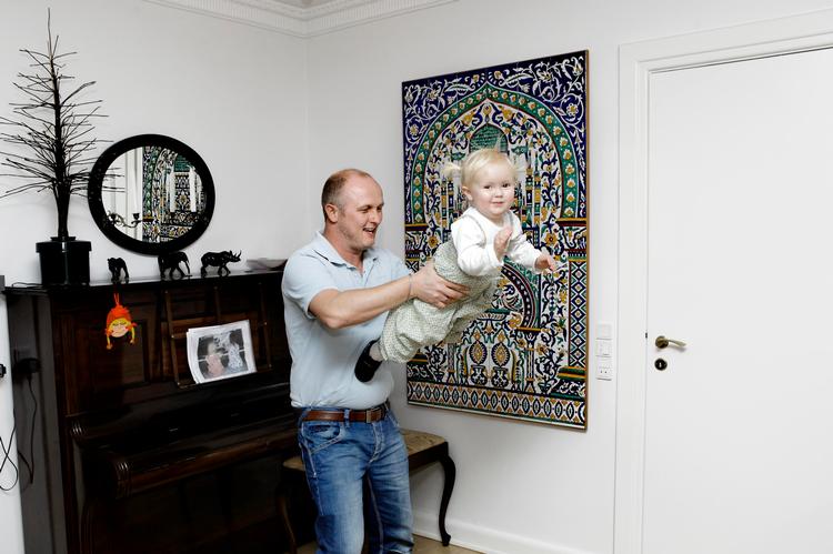 Nyttig leg. Allan Degenkolv Andersen lægger an til en af dagens kolbøtter med datteren Ida. 