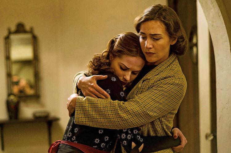 mor. Mildred Pierce er aktuel som miniserie i svensk tv. Kate Winslet (th) har  hovedrollen, og datteren Veda, som voksen, spilles af Evan Rachel Wood (tv). 
