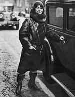 frontkæmper. Lis Jacobsen på vej ind i sin Buick ved juletid 1930. Og helt uden mandlig assistance. 