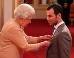 ORDEN. I november fik Mark Cavendish en MBE-orden af Dronning Elizabeth, men der er knapt så meget orden over cykelrytterens whereabouts. 