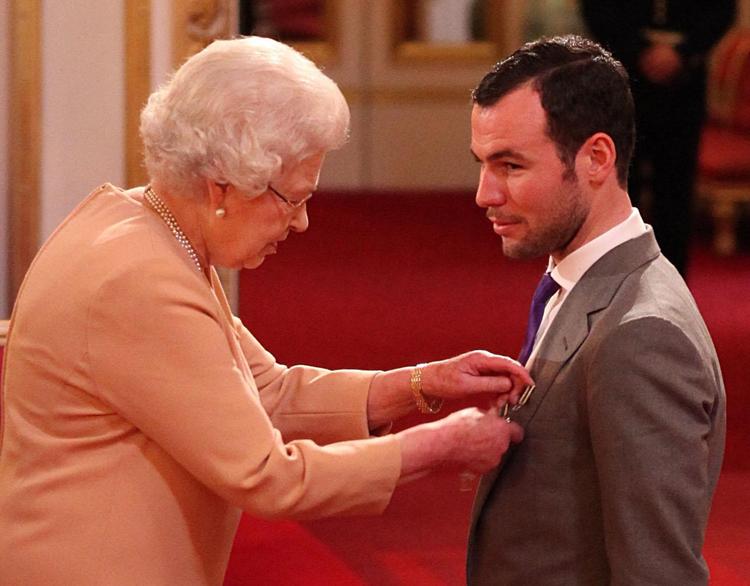 ORDEN. I november fik Mark Cavendish en MBE-orden af Dronning Elizabeth, men der er knapt så meget orden over cykelrytterens whereabouts. 