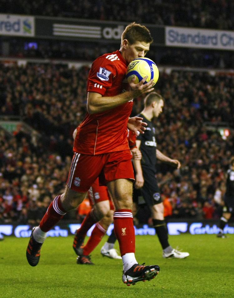 Træfsikker. Anfører Steven Gerrard scorede til 2-1 i Liverpools storsejr over Oldham. 