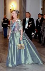 Dronningerober. Dronning Margrethe er selv medfortæller i ny bog, der beskriver og gennemgår de kongelige kjoler. 