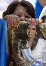 landsmoder. En politisk støtter holder et portræt af præsident Cristina Fernandez foran det hospital, hvor statsoverhovedet blev opereret 4. januar. 