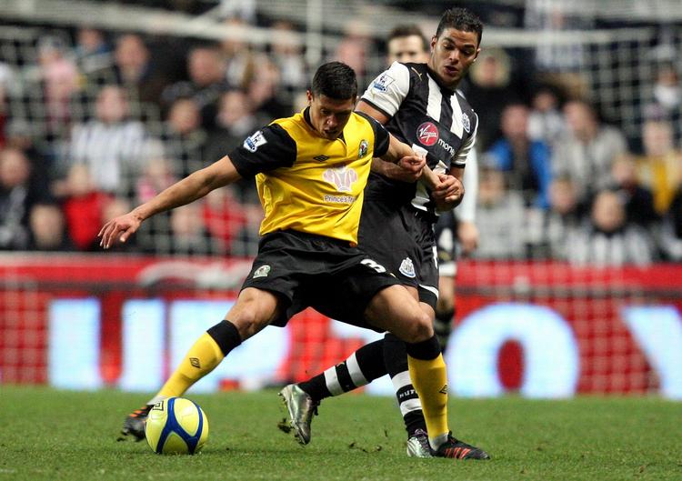indhentet. Selv om Blackburn var foran vandt Newcastle til sidst, efter Hatem Ben Arfa (th.) havde udlignet mod Jason Lowe og co. 