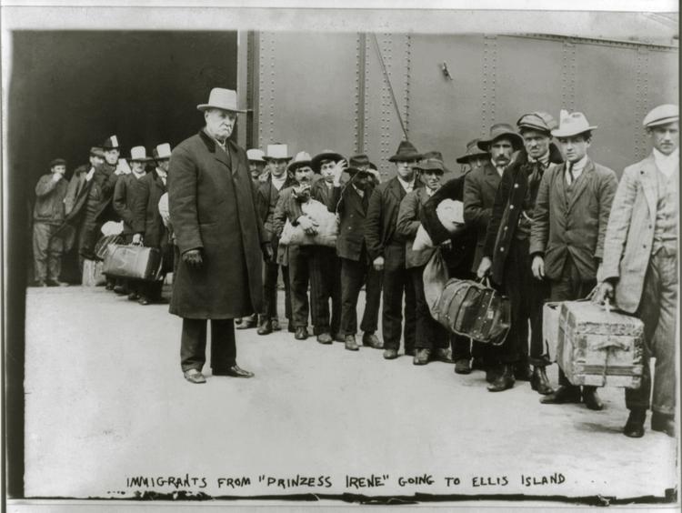 migration. Som det fremgår af dagens analyse, er der ikke flere mennesker, der migrerer i verden af i dag i forhold til for 100 år siden. Billedet her - fra 1911 - er fra Ellis Island i New York, der tog imod mange af datidens indvandrerne. 
