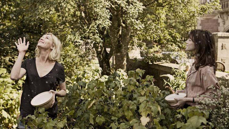 stjerner. Skuespillerne Kirsten Dunst (tv) og Charlotte Gainsbourg er blandt de medvirkende i filmen Melancholia. 