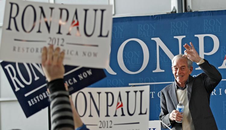 Vælgermøde. »På kampagnens vegne tør jeg godt love, at Ron Paul ikke vil bombe Danmark«, siger en af de fremmødte til vælgermøde med Ron Paul. 