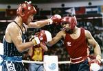 Snyderi. Finalen i letmellemvægt ved legene i Seoul i 1988 fik en dramatisk afslutning, da opgørets dominerende bokser, USA’s Roy Jones Jr. (th.), blev dømt som taber mod værtsnationens Park Si-hun. Sydkoreaneren undskyldte resultatet over for sin modstander, og en senere undersøgelse viste, at resultatet var afgjort på forhånd. Men Jones fik aldrig sin guldmedalje. 