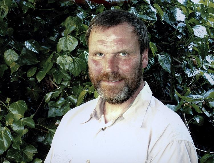 saga. Skolelæreren, fofatteren og eventyreren Lars-Henrik Olsen fører efter 23 år sin magtfulde trebindskrønike fra bagsiden af Bayeuxtapetet til ende. 