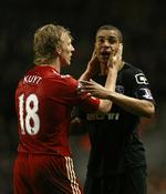 ophidset. En meget oprevet Tom Adeyemi (th.) måtte beroliges af både dommeren og Dirk Kuyt, da han følte sig chikaneret af Liverpools tilskuere. 