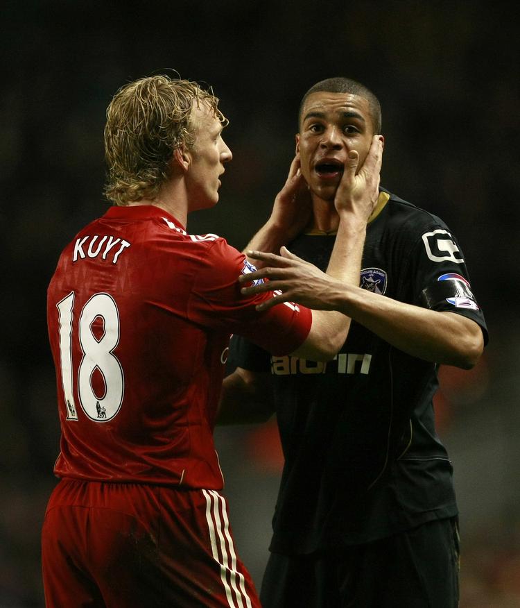 ophidset. En meget oprevet Tom Adeyemi (th.) måtte beroliges af både dommeren og Dirk Kuyt, da han følte sig chikaneret af Liverpools tilskuere. 