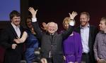 statsoverhoved. Michael D. Higgins blev udnævnt til Irlands niende præsident i oktober efter at have vundet valget med knap 57 procent af stemmnerne. Nu overvejer regeringen at hive ham ind i spørgsmålet om den såkaldte europagt. 