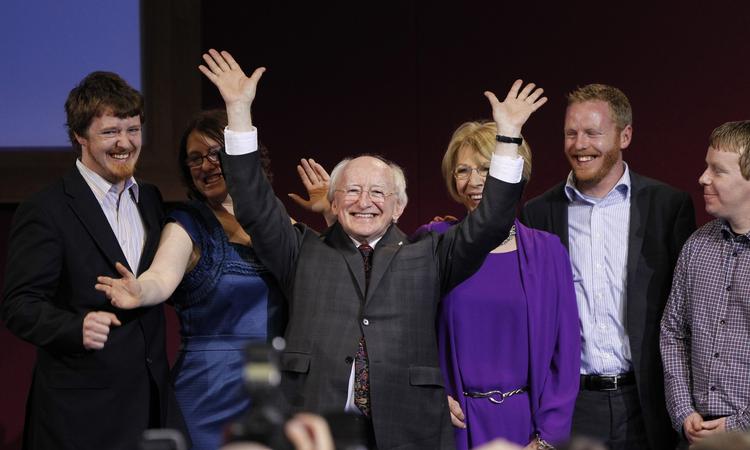 statsoverhoved. Michael D. Higgins blev udnævnt til Irlands niende præsident i oktober efter at have vundet valget med knap 57 procent af stemmnerne. Nu overvejer regeringen at hive ham ind i spørgsmålet om den såkaldte europagt. 