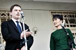 Bistand. Udviklingsminister Christian Friis Bach har under sit besøg i Myanmar besøgt lederen af NLD, Aung San Suu Kyi, der kan få plads i en civil regering. Nu fordobler Danmark bistanden til landet. 