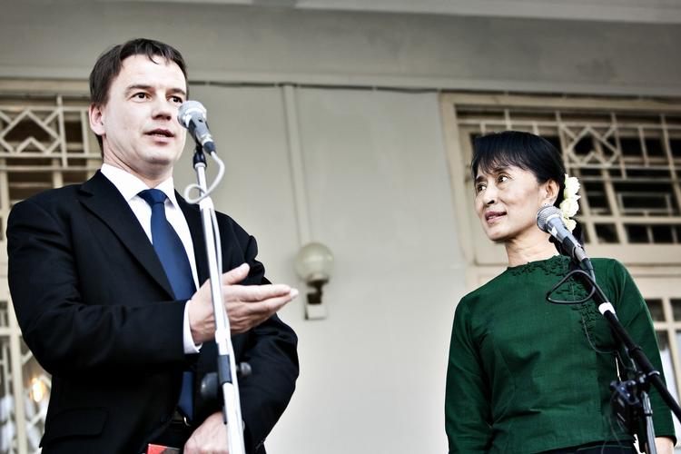 Bistand. Udviklingsminister Christian Friis Bach har under sit besøg i Myanmar besøgt lederen af NLD, Aung San Suu Kyi, der kan få plads i en civil regering. Nu fordobler Danmark bistanden til landet. 