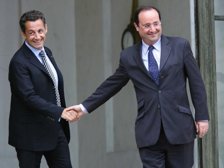 Håndtryk. Meningsmålingerne spår en tæt valgkamp mellem Nicolas Sarkozy og oppositionslederen Francois Hollande. 