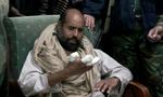 fange. Saif al-Islam Gaddafi fortæller, at hans fingre blev skadet under et luftangreb udført af militiæralliancen Nato. Men libyere siger, at oprørere har skadet fingrene, fordi diktator-sønnen plejede at pege med dem under sine tv-taler, skriver The Guardian. 