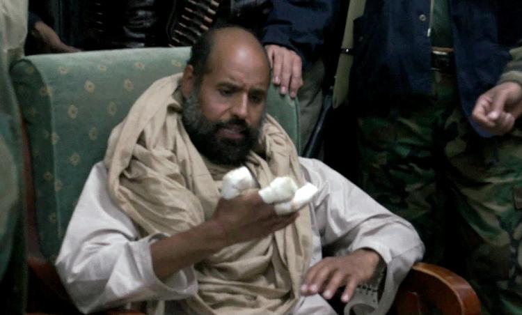 fange. Saif al-Islam Gaddafi fortæller, at hans fingre blev skadet under et luftangreb udført af militiæralliancen Nato. Men libyere siger, at oprørere har skadet fingrene, fordi diktator-sønnen plejede at pege med dem under sine tv-taler, skriver The Guardian. 