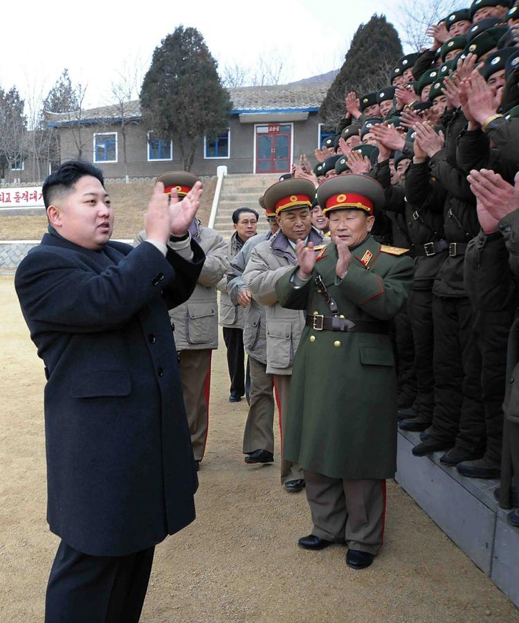 Genial? »Den respekterede kammerat Kim Jong-un mestrer alle militære strategier til perfektion og udviser et ypperligt militært lederskab«, lyder det i dokumentarfilm om dagens fødselar. 