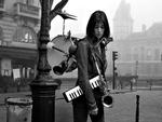 Rodebutik. Charlotte Gainsbourg på  gaden med en større samling instrumenter. 