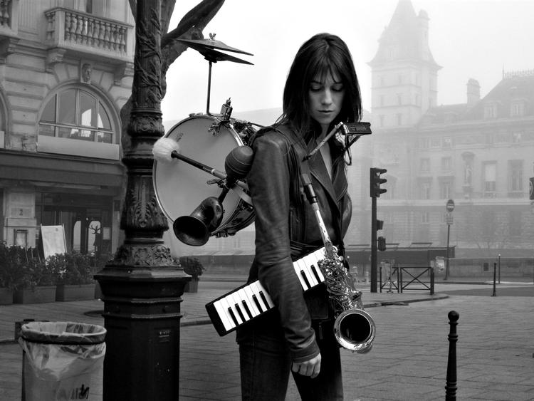 Rodebutik. Charlotte Gainsbourg på  gaden med en større samling instrumenter. 